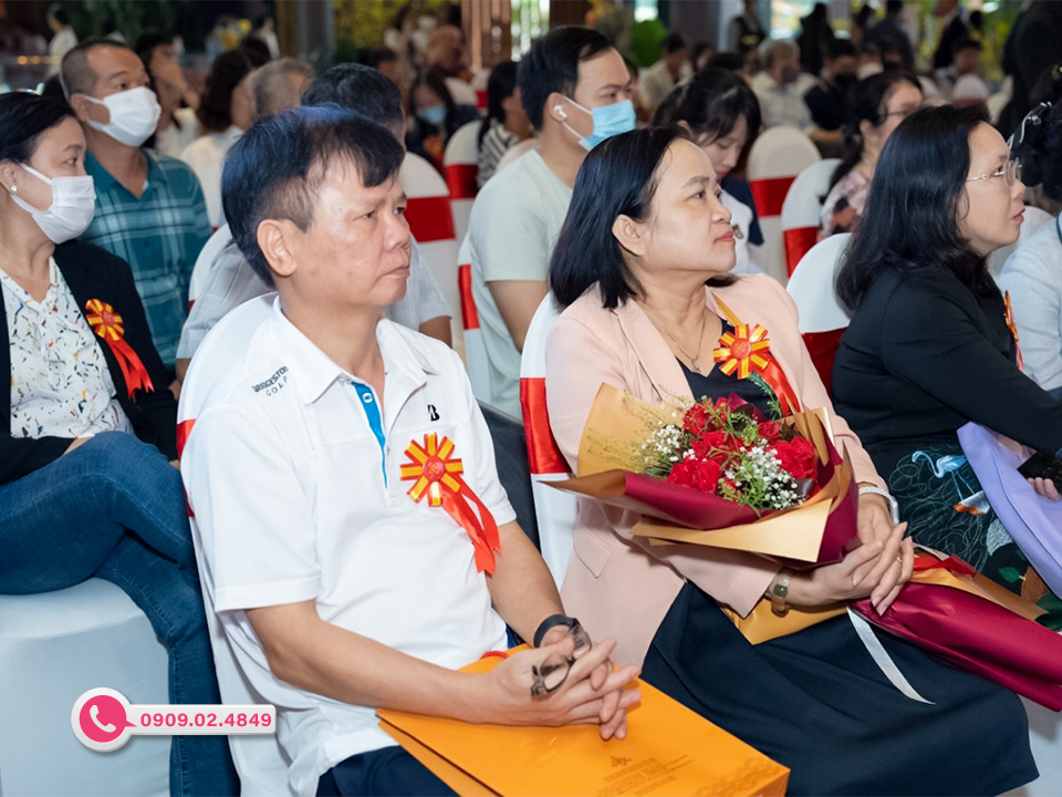 dong dao khach hang den nhan giay chung nhan